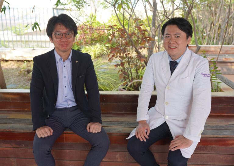 鎌田社長（左）、岡和田院長（右）